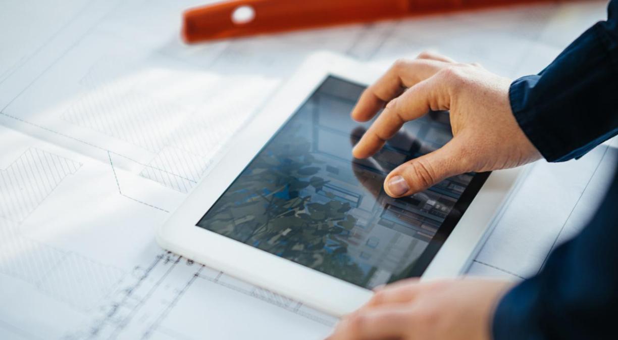 Mujer-con-tablet-en-estudio-de-arquitectura-Woman-using-tablet-in-architecture-studio.jpg